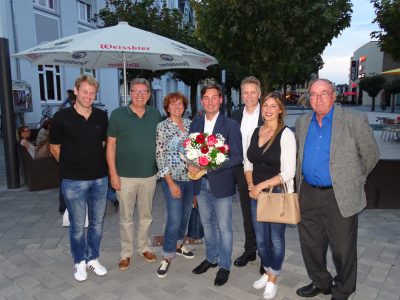 Sebastian Hartmann (Mitte), Dirk Schlömer (3. v.r.) und die Windecker Delegierten (v.r.: Albert Thüssing, Sarah Poppek, Gisela Buchholz, Rainer Buchholz, Mike Elsen)
